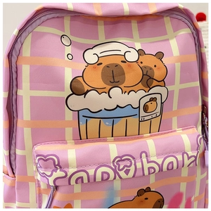 Gros plan du sac à dos en toile à carreaux violets avec imprimé capybara mignon