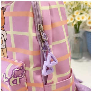 Gros plan du sac à dos enfant à carreaux roses avec tirettes violettes et ours