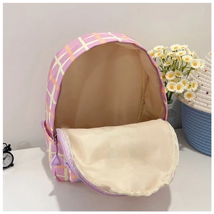 Détail d'un grand sac à dos violet à carreaux avec fermeture éclair bidirectionnelle