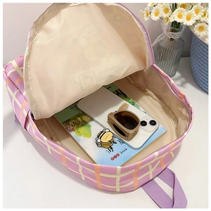 Vue intérieure du sac à dos à carreaux violets montrant sa grande capacité de rangement