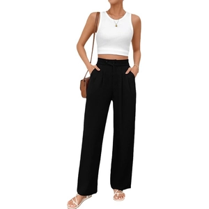 Pantaloni neri a vita alta a gamba larga da donna con crop top bianco a coste