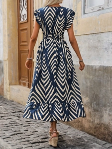 Robe d'été mi-longue élégante bleu marine avec manches volantées et motifs bohèmes