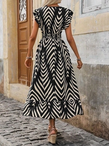 Détail d'une robe d'été à imprimé chevron noir et blanc avec un ourlet élégant à volants