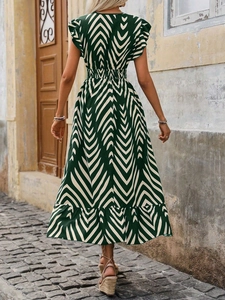 Vue arrière d'une robe longue bohème verte avec dos en V et manches à volants