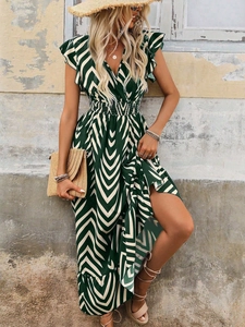 Détail d'une robe maxi bohème à col en V profond avec imprimé chevron et volants