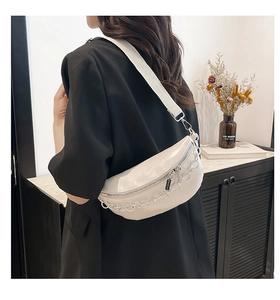 Detailoverzicht van een witte halfronde borsttas met zilveren ketting op een model