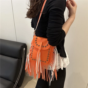 Borsa a tracolla in pelle arancione con lunghe frange e dettagli di borchie