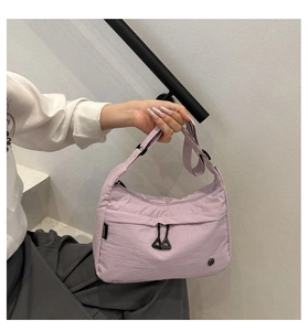 Détails du sac bandoulière lilas en nylon avec étiquette Fanvissa et accents