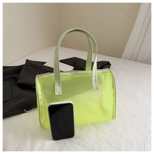 Détail d'un sac en résille vert fluo avec fermeture éclair et téléphone pour taille