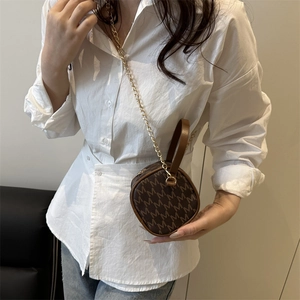 Mini sac cylindrique bandoulière avec monogramme M marron et bandoulière chaîne dorée