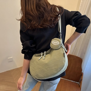 Bolso hobo verde salvia de estilo japonés con correa ancha y monedero redondo a juego