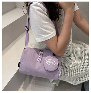 Dettaglio della borsa tote in nylon lavanda con portamonete rimovibile e logo