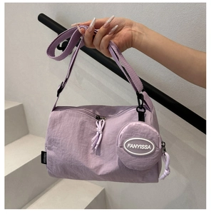 Dettaglio della borsa a tracolla in nylon lavanda con portamonete coordinato e logo