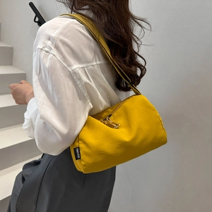 Grand sac à bandoulière en nylon jaune avec texture rembourrée et détail de nœud