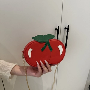 Sac bandoulière créatif en forme de cerise rouge avec chaîne dorée élégante