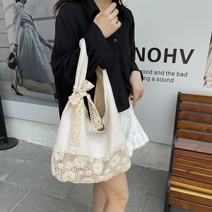 Sommerliche Canvas-Tasche mit weißer Spitze und verstellbaren Trägern für Strandurlaube