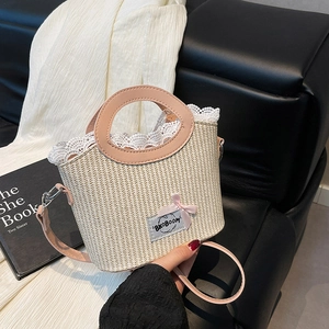 Panier en paille avec bordure en dentelle blanche et anses en cuir rose pour un look d'été