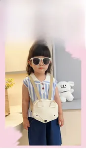 Détail d'un sac bandoulière renard mignon pour enfants avec sangle marron réglable