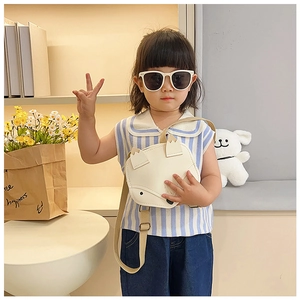 Fillette asiatique avec un sac bandoulière animal crème et une bandoulière réglable