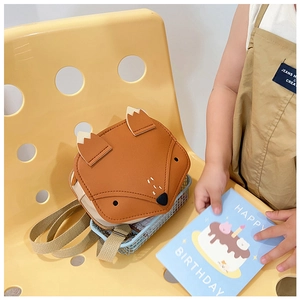 Gros plan d'un sac à bandoulière en cuir PU renard pour enfant sur une chaise
