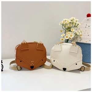 Détail de sacs renard mignons en cuir PU avec oreilles 3D et broderie en marron et blanc