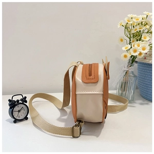 Détail de la bandoulière réglable et du patchwork en cuir sur le mini sac bandoulière