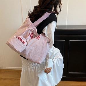 Grand sac cabas rose avec broderie Beach rouge et pochette à cordon assortie