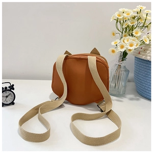 Détail d'un mini sac à dos orange pour enfant avec oreilles de chat mignonnes