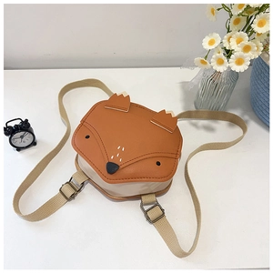 Détail d'un sac renard pour enfants avec bandoulière réglable sur une table blanche