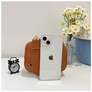 Vue détaillée du mini sac bandoulière renard montrant sa taille à côté d'un smartphone