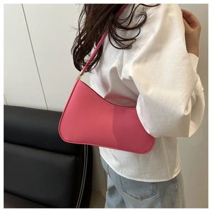 Sac baguette rose vif en similicuir brillant avec des détails en métal doré chic
