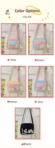 Détail de sacs bandoulière en toile multicolores avec écusson cœur et pendentif lune