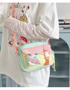 Détail du sac bandoulière multicolore avec sangle réglable et étiquette ondulée
