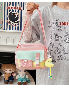 Détail du sac bandoulière patchwork aux couleurs acidulées avec pendentif lune en peluche
