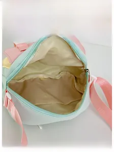 Vue intérieure du sac bandoulière coloré montrant le compartiment et la poche interne