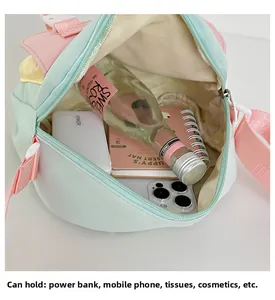 Détail de l'intérieur du sac bandoulière en nylon montrant une grande capacité de stockage