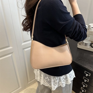 Sac bandoulière demi-lune beige chic en similicuir lisse avec détails dorés