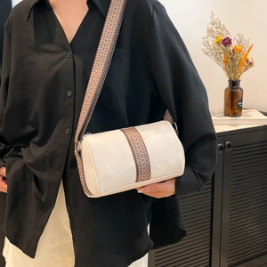Schicke weiße Zylindertasche mit breitem Schultergurt und geometrischem Jacquard