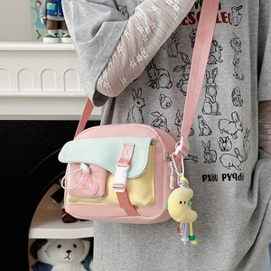 Sac bandoulière en nylon rose avec blocs de couleurs pastel et breloque lune