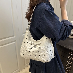Sac cabas blanc avec broderie lettre K noire et pendentif cœur pour un look décontracté