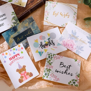 Set van minimalistische wenskaarten met bloemen- en marmerpatronen voor verjaardag