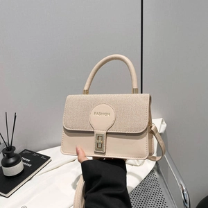 Borsa quadrata beige minimalista con patta testurizzata e manico superiore da donna