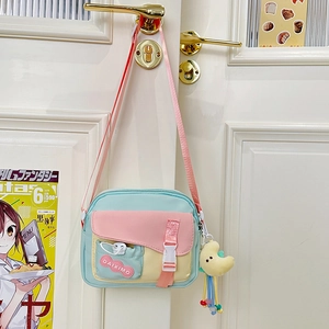 Sac bandoulière coloré aux tons bonbon avec corps bleu clair et détails roses