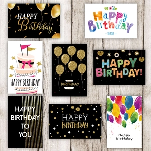 Vue détaillée de 8 modèles de cartes d'anniversaire créatives sur fond de bois clair