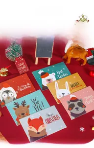 Vue détaillée de six cartes de Noël avec motifs d'animaux sur fond de velours rouge