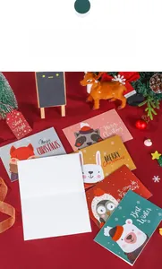 Détail d'un lot de cartes de Noël avec animaux illustrés, bonnets d'hiver et décor