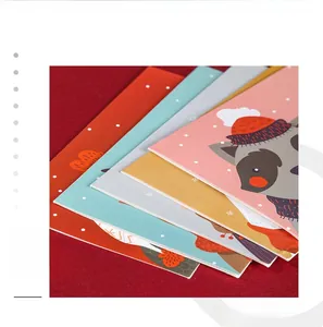 Gros plan de cartes de Noël empilées avec des animaux mignons et des motifs de neige