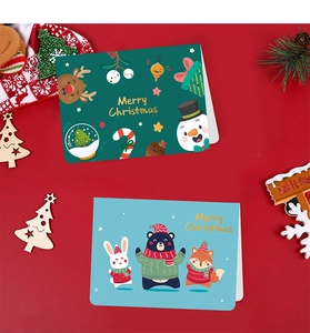 Dettaglio di biglietti di Natale con Babbo Natale e orso polare e decorazioni