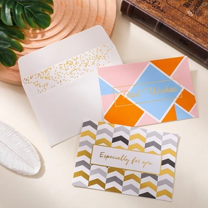 Set di biglietti d'auguri con disegni geometrici dorati e buste a pois coordinate