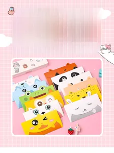 Gros plan de cartes de vœux pliées d'animaux mignons avec des motifs d'enveloppes créatifs